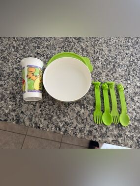 Tupperware Winnie the Pooh Lime Green Kids Bowl Set Character Cup & Utensils